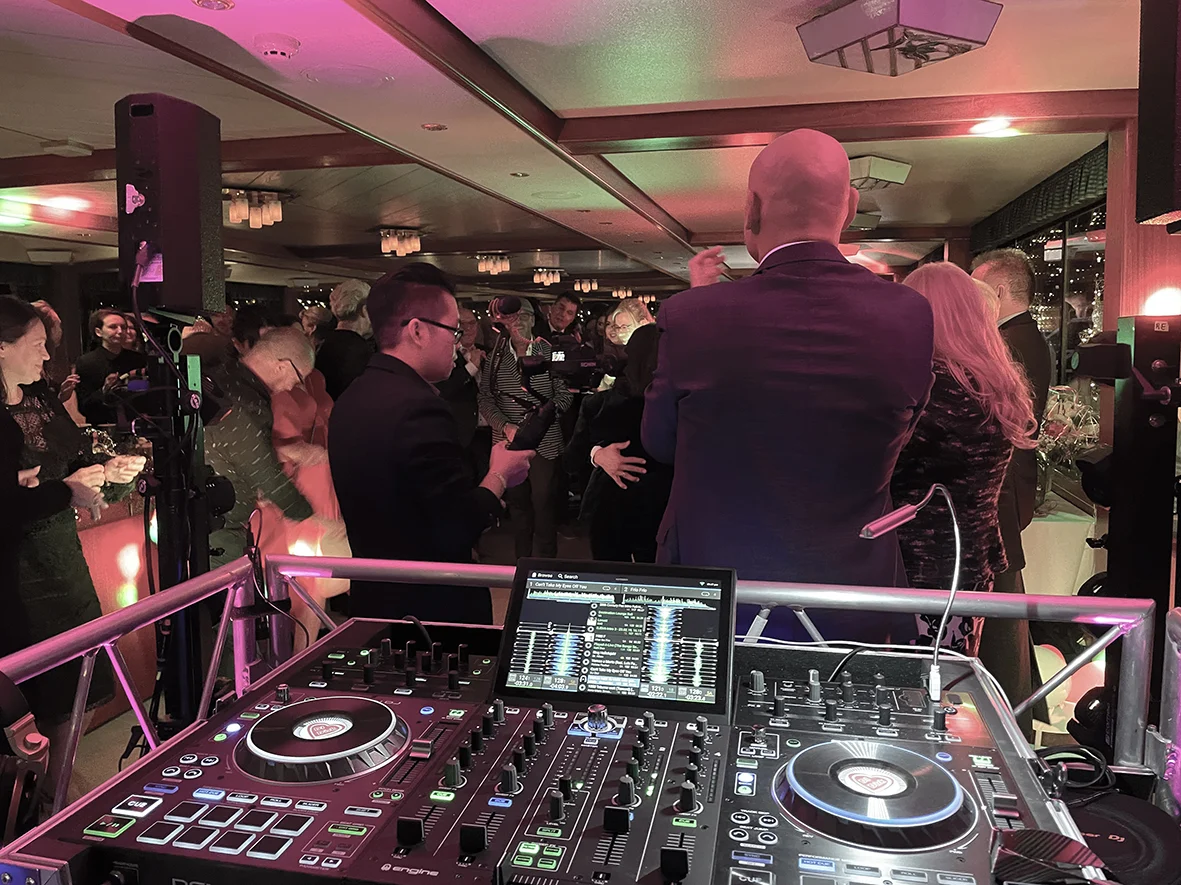 Stimmungsvolle Firmenfeier mit professioneller DJ-Technik und tanzenden Gästen