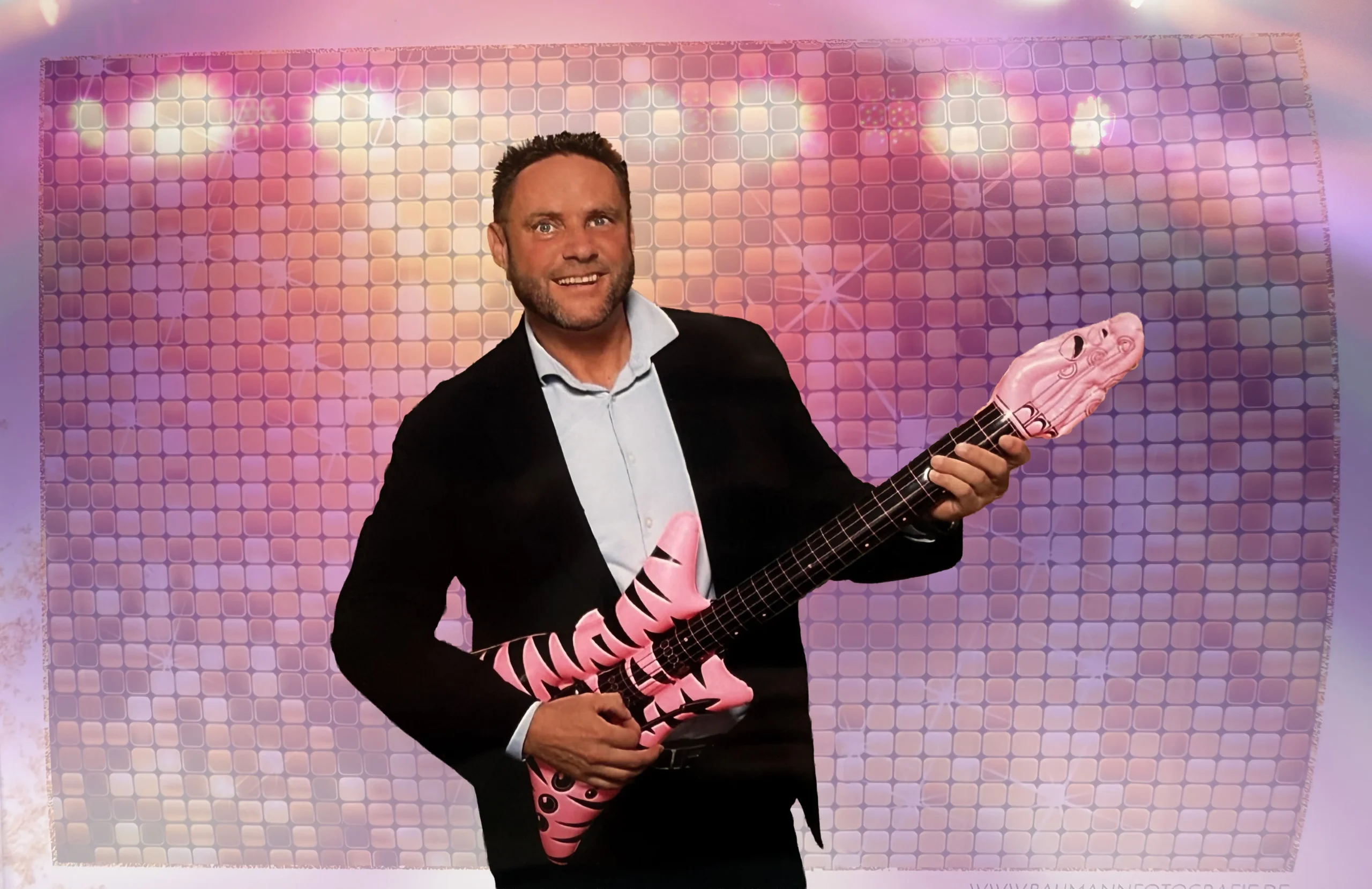 DJ Dirk Fischer mit der Fotobox-Digital und Requisiten für lustige Eventfotos