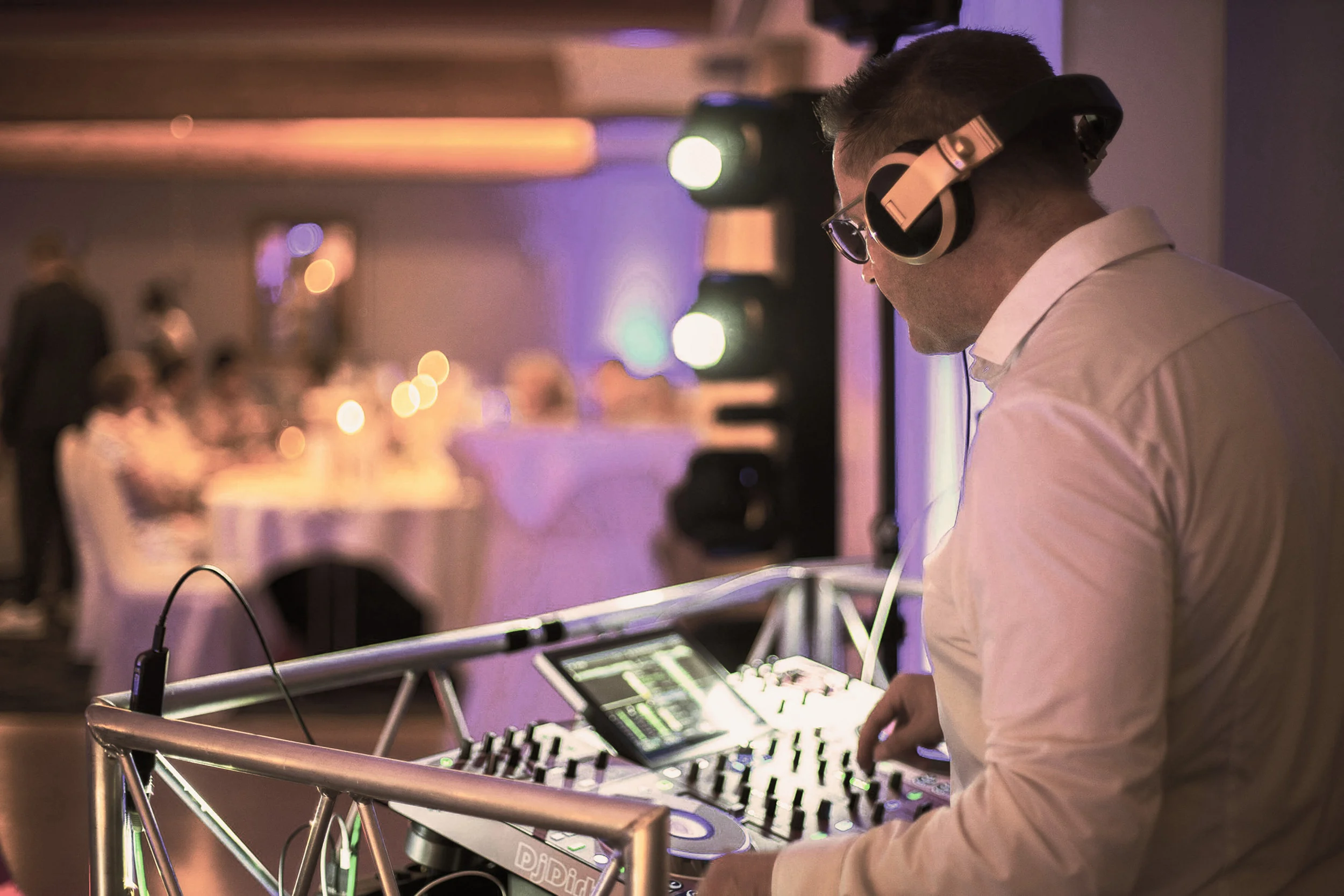 DJ Dirk Fischer legt als Hochzeits-DJ bei einer stilvollen Feier mit professioneller Licht- und Tontechnik auf